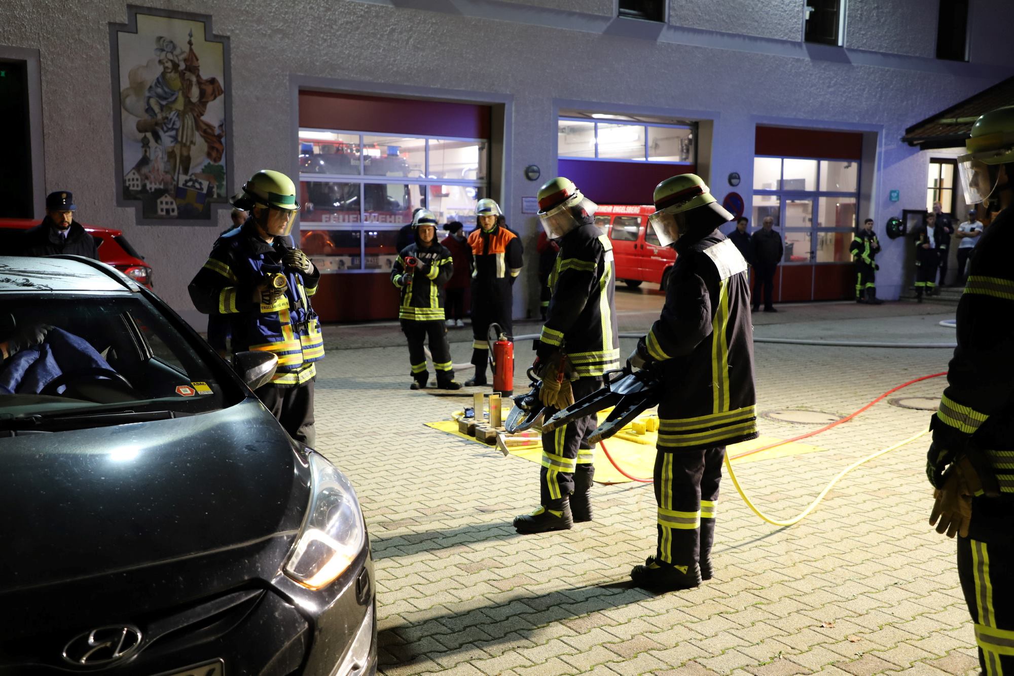 Herausforderung Nächtlicher Unfall mit eigeklemmtem Fahrer Kreisfeuerwehrverband